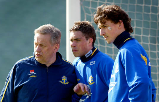 Zlatan Ibrahimovic och Johan Elmander samtalar med Tommy
