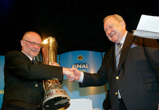 Jörgen Linder och Lennart Johansson, president, UEFA.