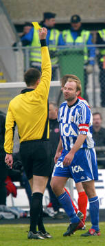 Håkan Mild. Gult kort, domare, varning