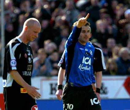 Sharbel Touma, Halmstad (Jubel) och Johan Laursen,