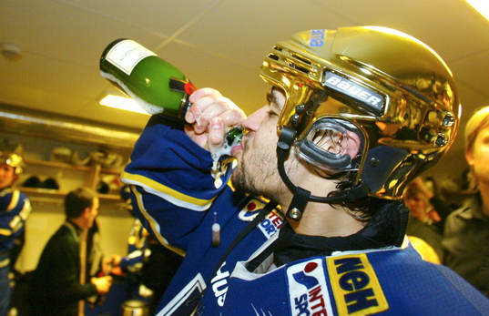 SM-guld till HV71 (Guld) Stefan Liv firar med champange