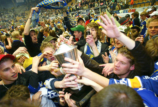SM-guld till HV71 (Guld); Bucklan vandrade runt bland fansen