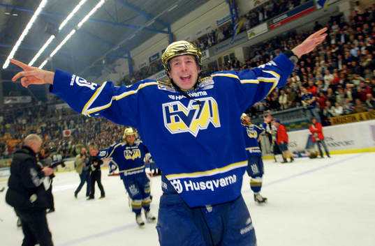 SM-guld till HV71 (Guld) David Fredriksson jublar