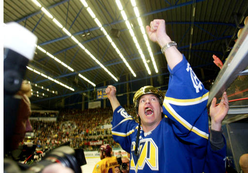 SM-guld till HV71 (Guld) Boo Ahl, målvakt, jublar