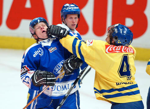 Per Hållberg, Sverige knockar Jukka Hentunen, Finland