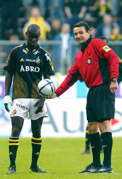 Pa Modou Kah, AIK och Miro Ukalovic, domare, nedsläpp,