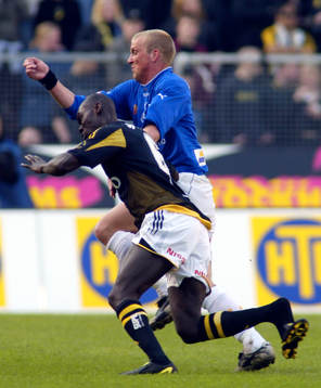 Pa Modou Kah, AIK och Thomas Magnusson, Trelleborg. (Tappa,