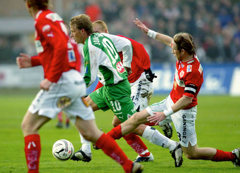Erik Johansson flyter förbi Henrik Rydström med flera