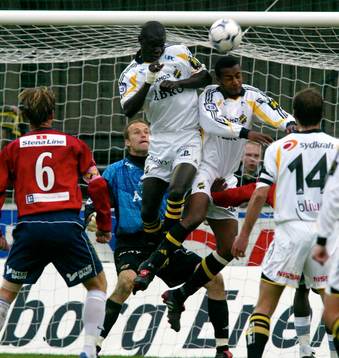 Pa-Modou Kah och Benjamin Kibebe, AIK krockar och orsakar