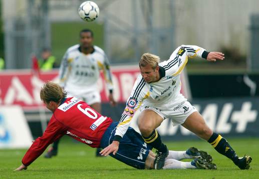 Martin Åslund tacklar Markus Johannesson