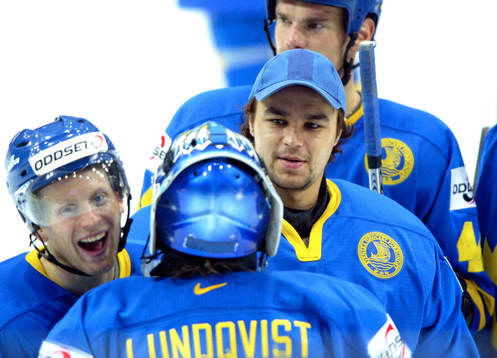 Johan Davidsson och Stefan Liv gratulerar Henrik Lundqvist