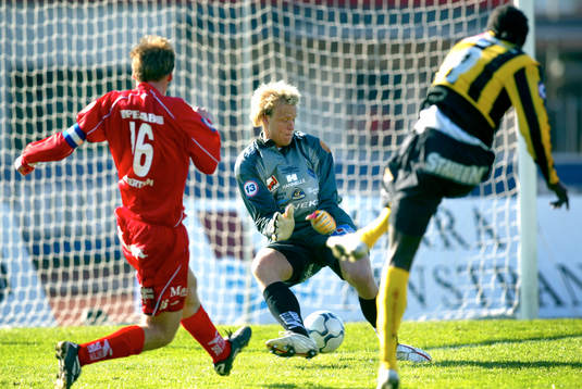 Dioh Williams, Häcken prickar in 2-0 mellan benen på