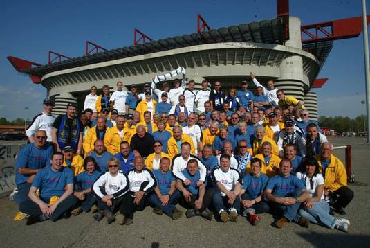 Hela gänget samlat framför Guiseppo Meazza (San Siro)