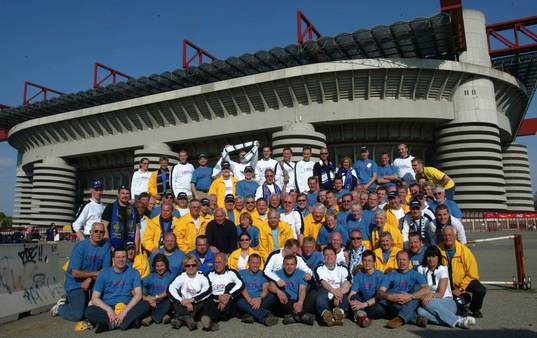 Hela gänget samlat framför Guiseppo Meazza (San Siro)