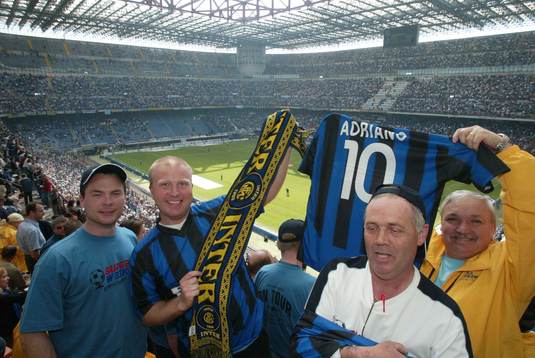 Ett glatt gäng högst upp på gigantiska San Siro