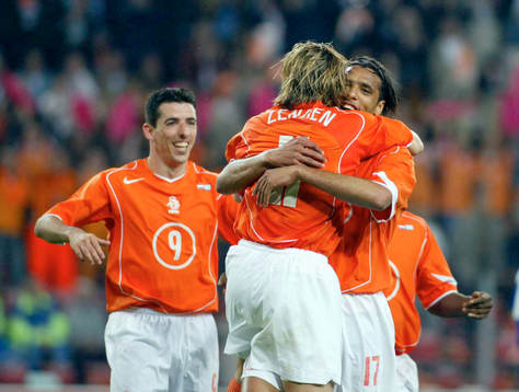 Pierre van Hooijdonk jubel med Boudewijn Zenden, Holland