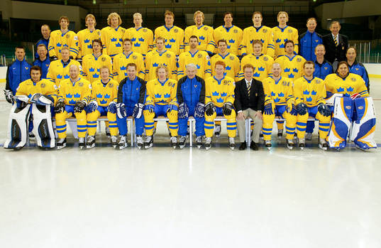 bakre raden fr.v:  Per Normark (massör), Per Hållberg,
