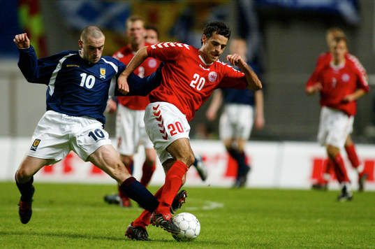 James McFadden, Skottland och Kenneth Perez, Danmark