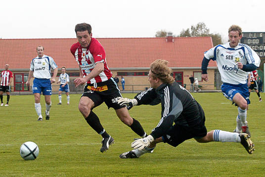 Igor Sypniewski, Malmö rundar Daniel Andersson, Ystad.