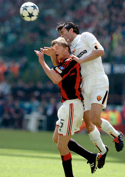 Tomasson och Panucci, nickduell
