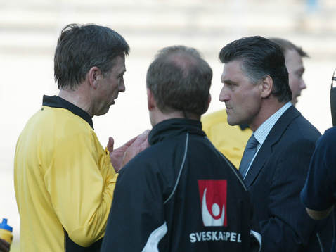 Zoran Lucic ser förbannad ut i samtal med domaren Leif