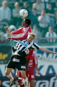 Yannick Ngabu Bapupa  och Antti Okkonen. Nickduell