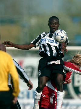 Jones Kusi Asare tar ner bollen