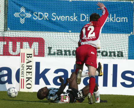 Utvisning, Marcus Karlsson vräker omkull Jones Kusi Asare