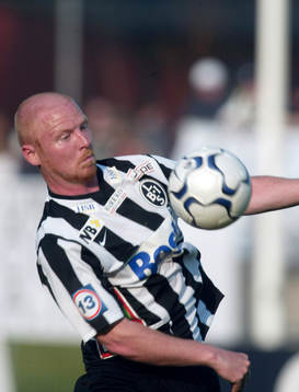 Jörgen Pettersson tar ner bollen på bröstet