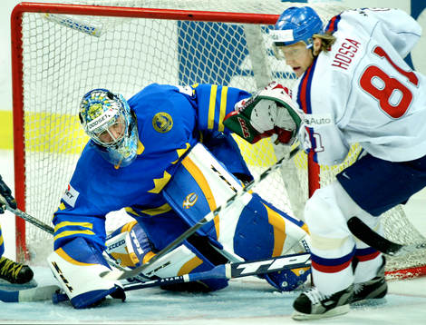 Bökigt framför Henrik Lundqvist, Sverige (Målvakt) och