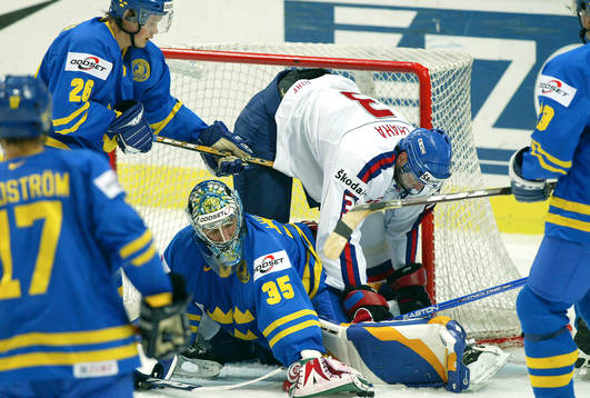 Bökigt framför Henrik Lundqvist, Sverige (Målvakt)