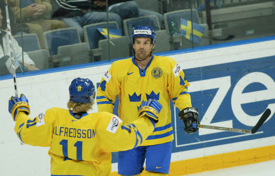 Jonas Höglund och Daniel Alfredsson, Sverige (Jubel)