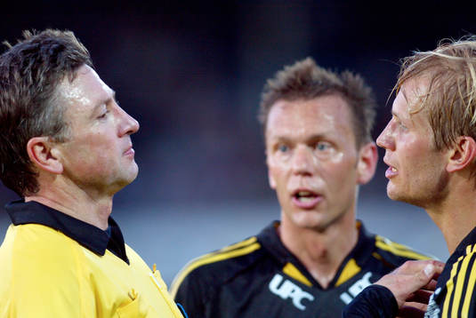 Leif Sundell, domare och Martin Åslund. Diskussion