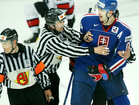 Zdeno Chara, Slovakien och Rick Looker, domare