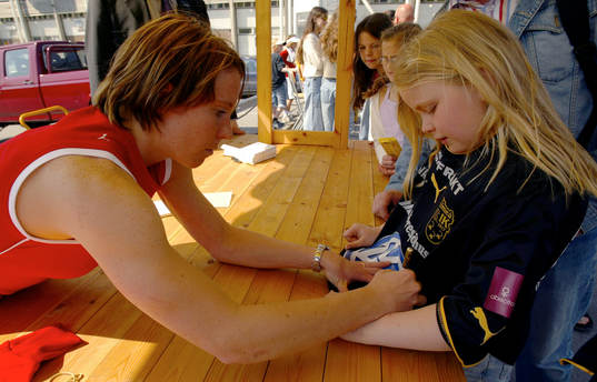 Hanna Ljungberg skriver autografer