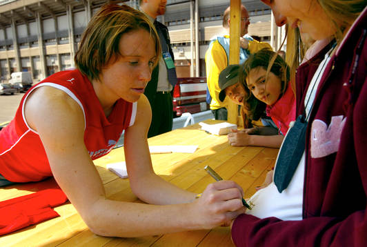 Hanna Ljungberg skriver autografer