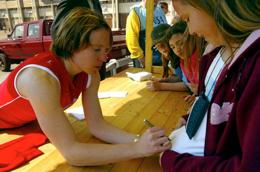 Hanna Ljungberg skriver autografer