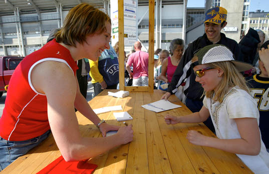 Hanna Ljungberg skriver autografer