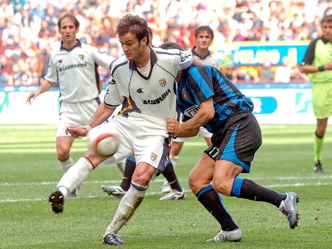 Gilardino och Cannavaro. Tröjdragning, fasthållning