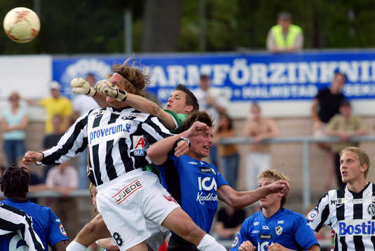 Jonas Sandqvist, målvakt, Landskrona, boxar bort bollen