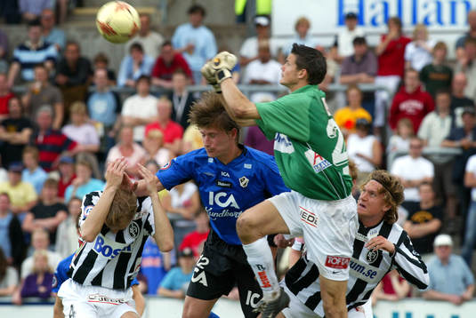 Jonas Sandqvist, målvakt, Landskrona, boxar ur bollen