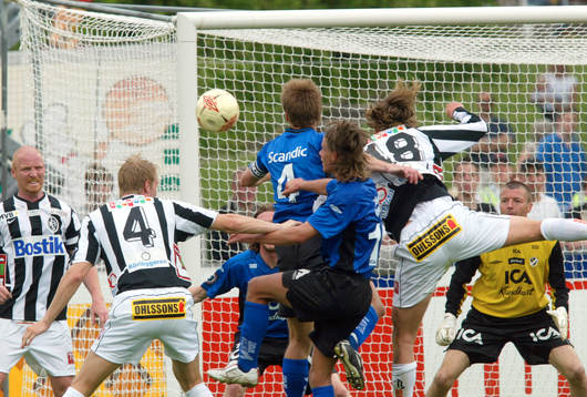 Conny Johansson, målvakt, Halmstad. Trångt framför mål