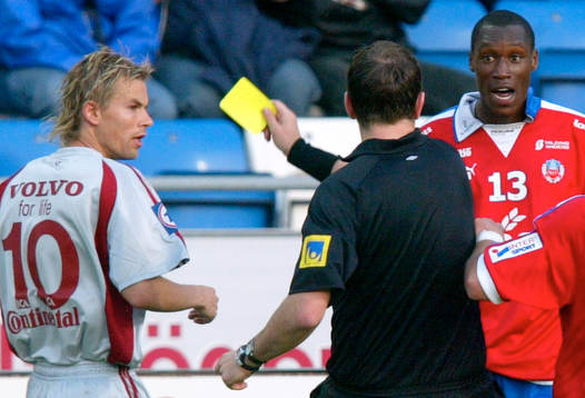 Niclas Alexandersson och Atiba Hutchinson. Domare, gult