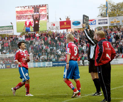 Byte. Eldin Karisik (20) och Andreas Dahl (9). Peter