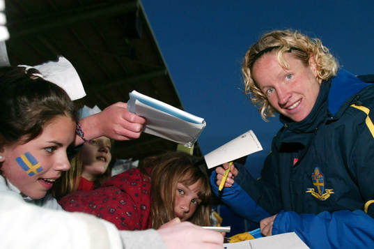 Victoria Svensson skriver autografer