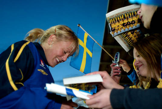 Josefine Öqvist skriver autografer
