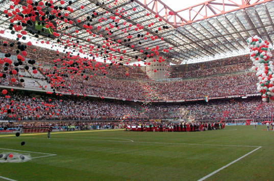 Milan. Arena, stadion, firande eftyer ligasegern. Ballonger