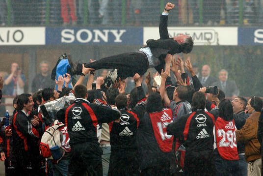 Ancelotti, tränare, hissas
