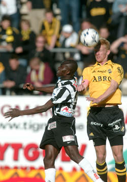 Jones Kusi Asare och Fredrik Björk, nickduell
