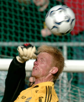 Fredrik Björk, AIK. Målvakt boxar ut bollen